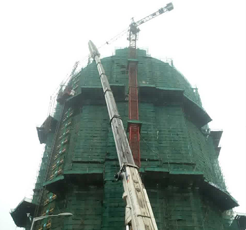 嵊州吊车在工地上作业